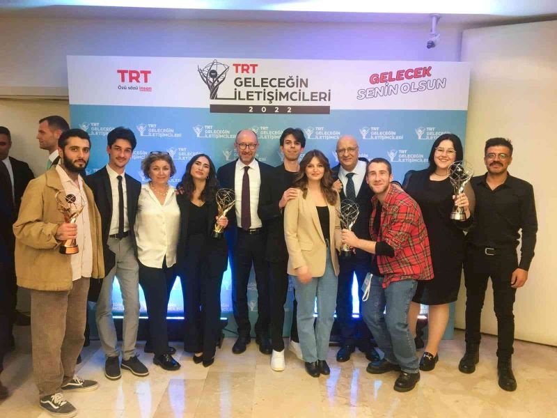 Anadolu Üniversitesi öğrencileri ’TRT Geleceğin İletişimcileri Yarışması’ndan ödüllerle döndü
