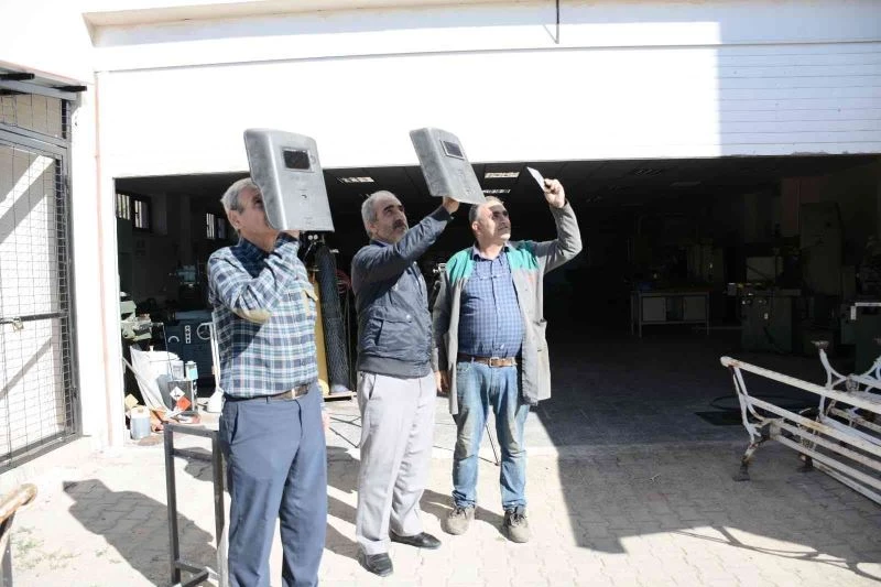 Güneş tutulmasını kaynak camı ile izlediler
