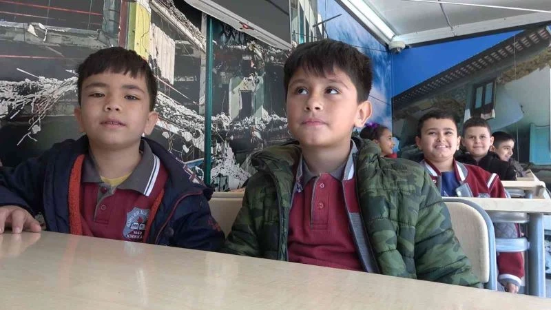 Öğrencilere simülasyon tırında deprem eğitimi verildi
