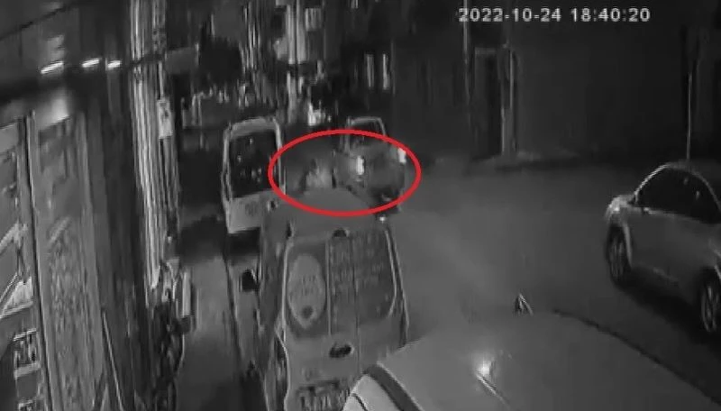 Köpekten kaçan 7 yaşındaki çocuk otomobilin altında kaldı
