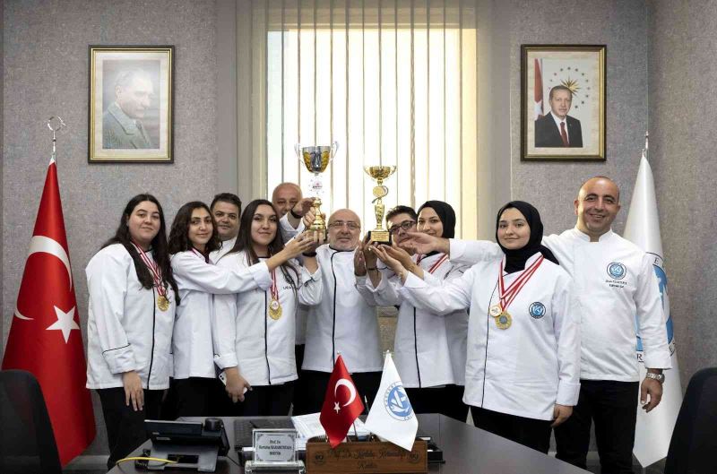 KAYÜ Rektörü, Mersin’den ödülle dönen aşçılık öğrencilerini kabul etti
