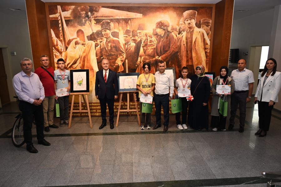 Resim Yarışmasında Dereceye Giren Öğrenciler Ödüllerini Başkan Kadir Kara’dan Aldı