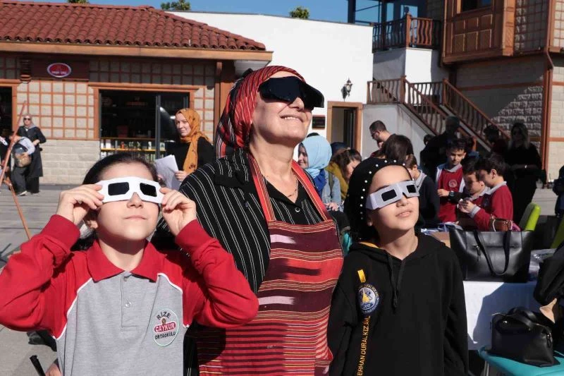 Rize’de öğrenciler güneş tutulmasını meraklı gözlerle izledi
