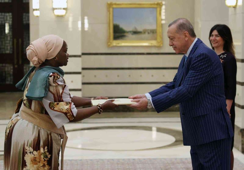 Uganda’nın Ankara Büyükelçisi Tiperu, Cumhurbaşkanı Erdoğan’a güven mektubu sundu
