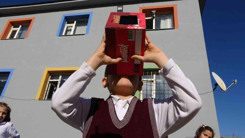 Karton kutudan yapılan düzenekle güneş tutulması heyecanı
