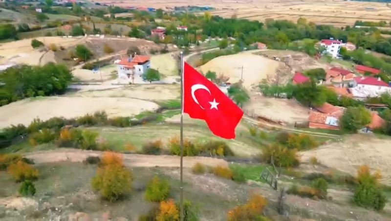 Binali Yıldırım’ın hediye ettiği Türk bayrağını köyün en tepesine diktiler

