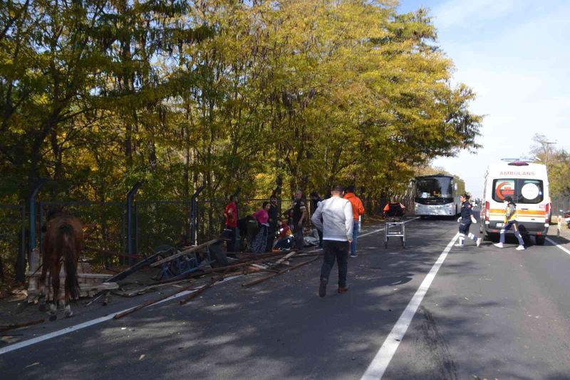 Çorlu’da can pazarı: Otomobilin çarptığı at arabası hurdaya döndü, yaralı yakınları sinir krizi geçirdi
