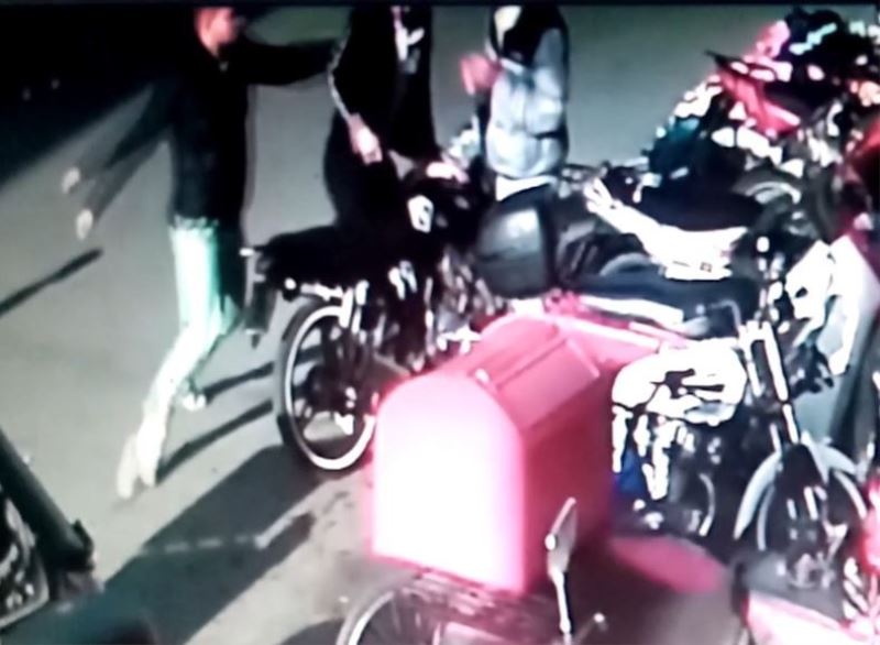 Motosikleti fotoğraflayınca birbirlerine girdiler: Tamirci faciayı önledi
