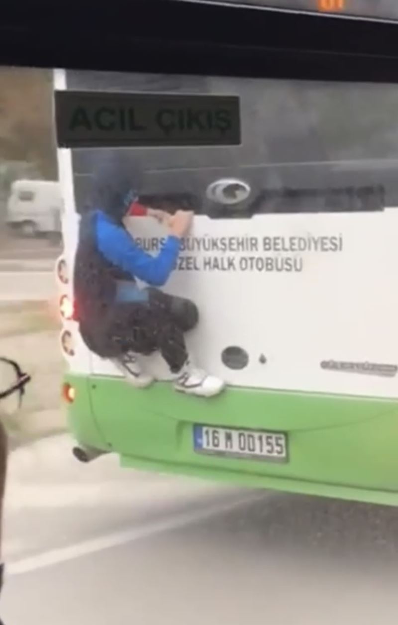 Bursa’da otobüse asılan örümcek çocuk kameraya yansıdı
