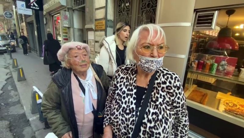 İstanbul’da taksici rezaleti: Yaşlı iki kadını görmezden gelip yanlarından geçtiler
