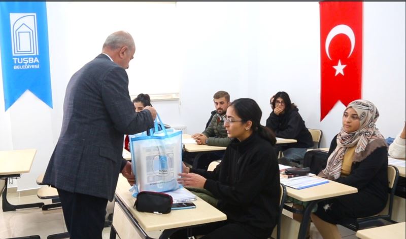 Başkan Akman’dan üniversite sınavına hazırlanan öğrencilere kitap desteği
