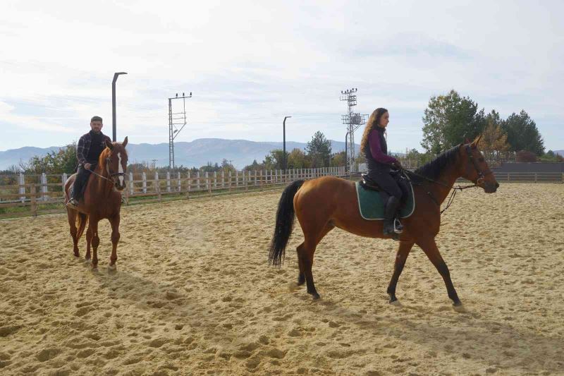 Kastamonu’daki atlı terapi merkezi, kış mevsiminde vatandaşlara ata binmenin heyecanını yaşatacak

