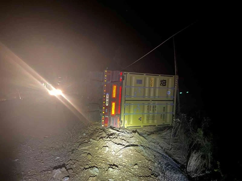 Antalya’da virajı alamayan bebek maması yüklü tır devrildi: 1 yaralı
