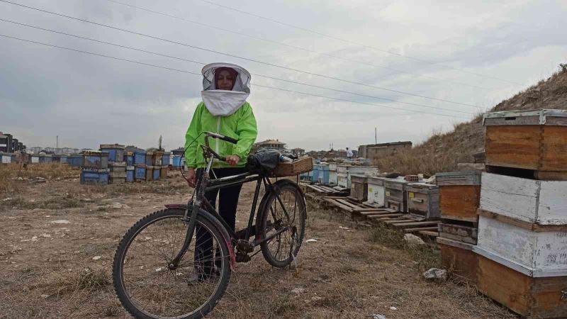 Kadın üretici bisikletiyle 90 kilometreyi aşıp ‘arı’ gibi çalışıyor
