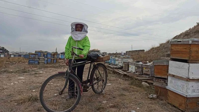 Kadın üretici bisikletiyle 90 kilometreyi aşıp ‘arı’ gibi çalışıyor
