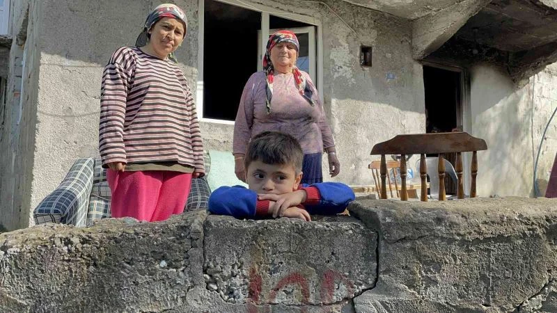 Evleri yanan 5 yaşındaki Alperen, küle dönen eşyasına ağladı
