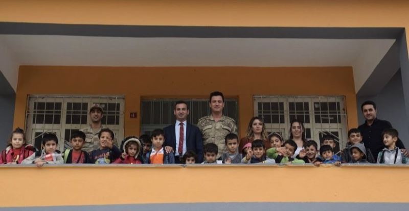 Kozluk’ta eğitimciler ve askeri personel köy okullarını renklendiriyor
