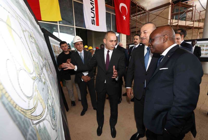 Dışişleri Bakanı Çavuşoğlu, Benin’de Türk şirketinin inşa ettiği otelin şantiyesini ziyaret etti
