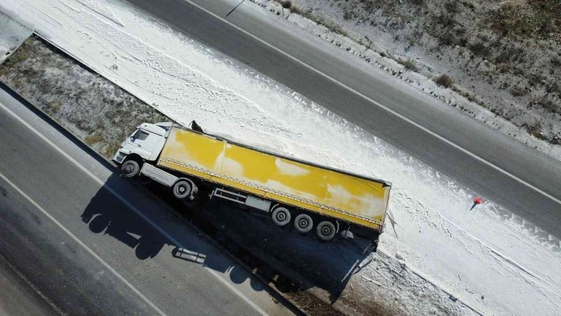 Nişasta yüklü tırın devrildiği kazada 1 kişi yaralandı
