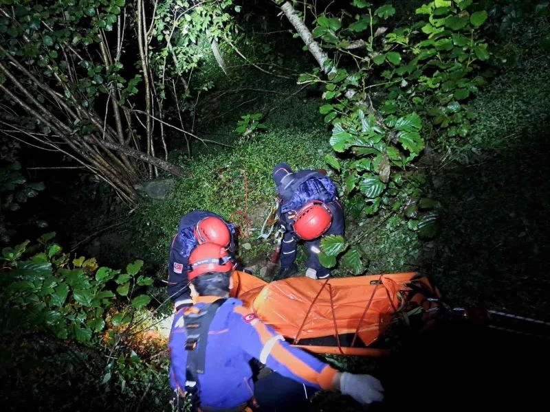 Rize’de kaybolan şahıs 150 metrelik uçurumda ölü bulundu
