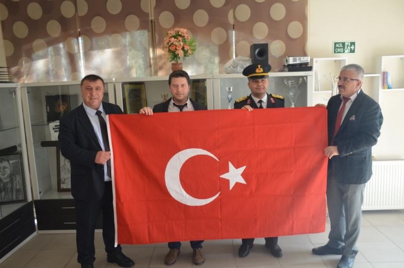 Öğrenciler diktikleri Türk bayrağı’nı Başkan Alp’e hediye etti
