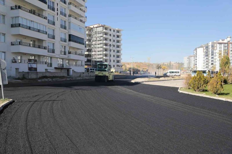 Cevher Dudayev Mahallesinde sıcak asfalt serimi devam ediyor
