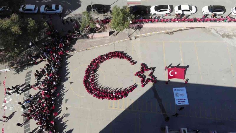 Batman’da Cumhuriyet Bayramı Türkçe ve Kürtçe halaylar eşliğinde kutlandı
