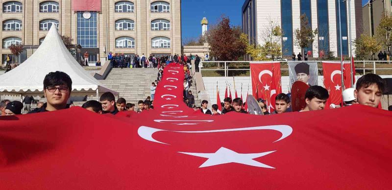 ‘Cumhuriyet Kortejinde’ açılan 50 metre uzunluğundaki Türk bayrağı görsel şölen sundu

