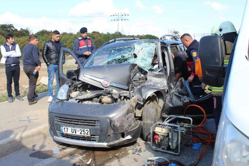 Kırmızı ışıkta duramayan araç 3 araca çarptı
