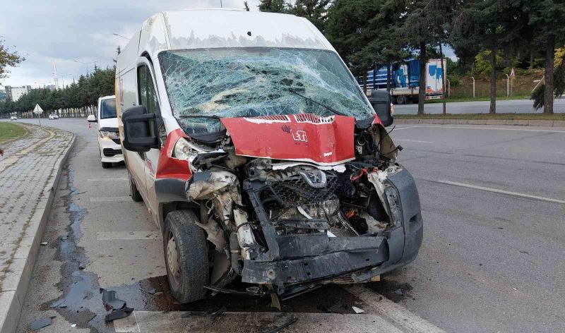 Minibüs yolcu otobüsüne çarptı: 1 yaralı
