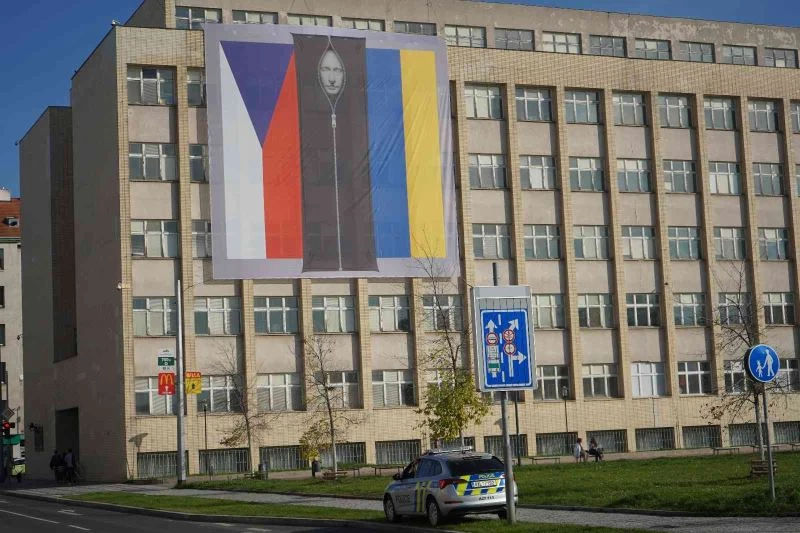 Çekya’da bakanlık binasına Putin’in ceset torbasında fotoğrafı asıldı
