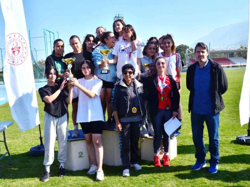 Yunusemreli atletlerden 4 kupa, 9 madalya
