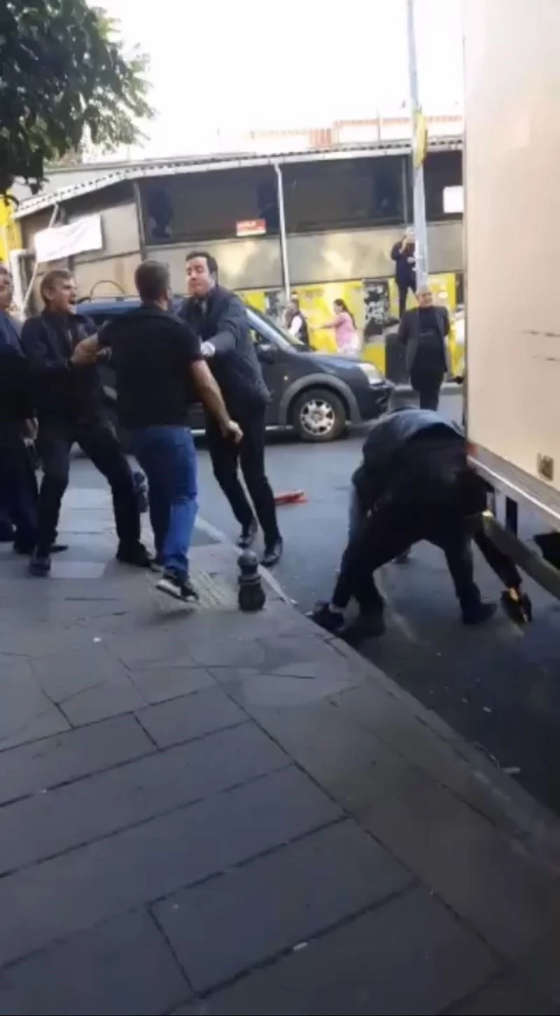 İstanbul’da trafik kavgasını ayırmaya çalışan zabıta darp edildi
