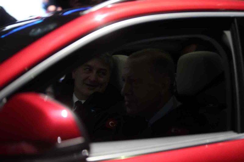 Yerli otomobil Togg banttan indi, Cumhurbaşkanı Erdoğan kullandı
