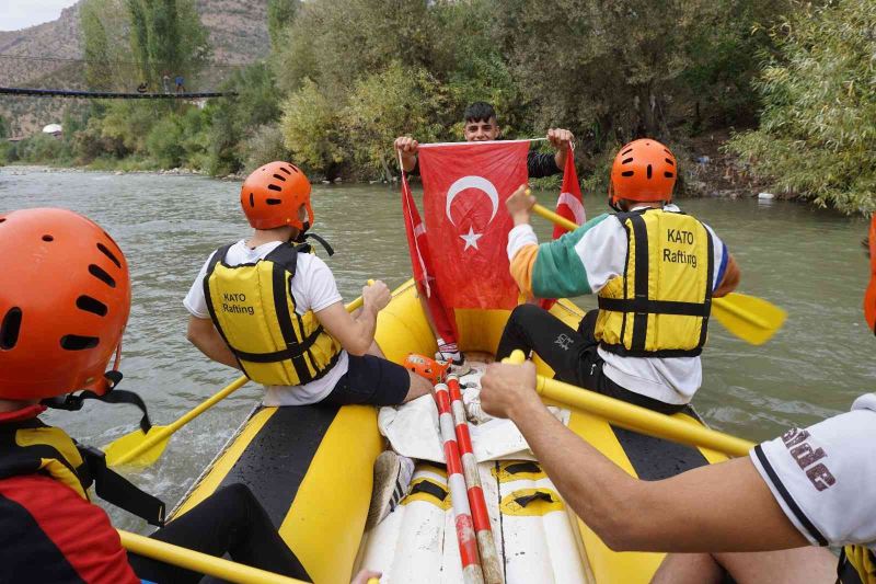 Şırnak’ta Cumhuriyet Bayramı rafting ile kutlandı
