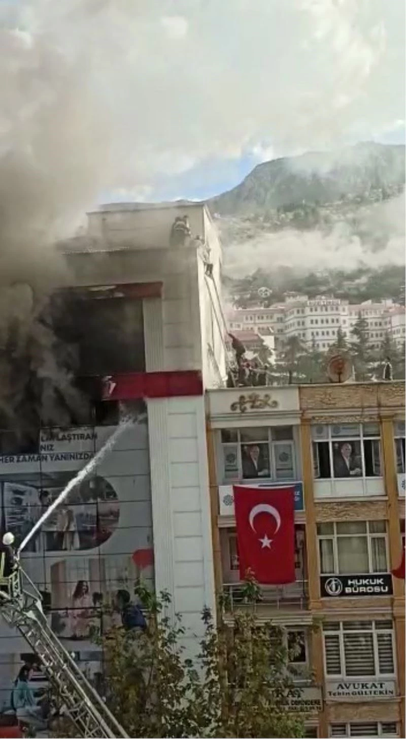 Yangında mahsur kalan 5 kişinin kurtarılma anının görüntüleri ortaya çıktı
