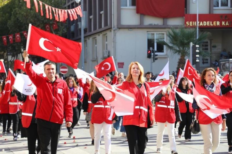 Kızılay Gönüllüleri Cumhuriyet Bayramı kortej yürüyüşünde
