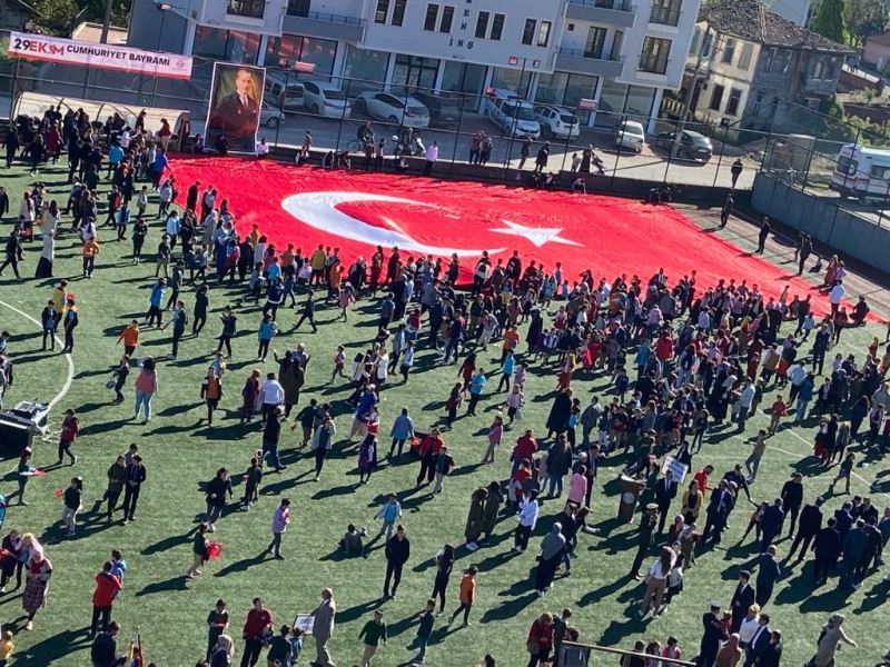 700 öğrencinin katılımıyla yapılan ‘bayrak’ şovu büyük beğeni topladı
