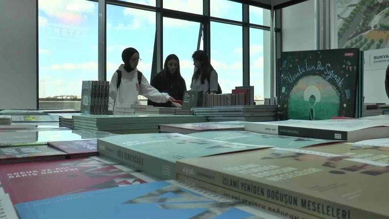 Binlerce kitabın yer aldığı fuar kapılarını okuyucularına açtı
