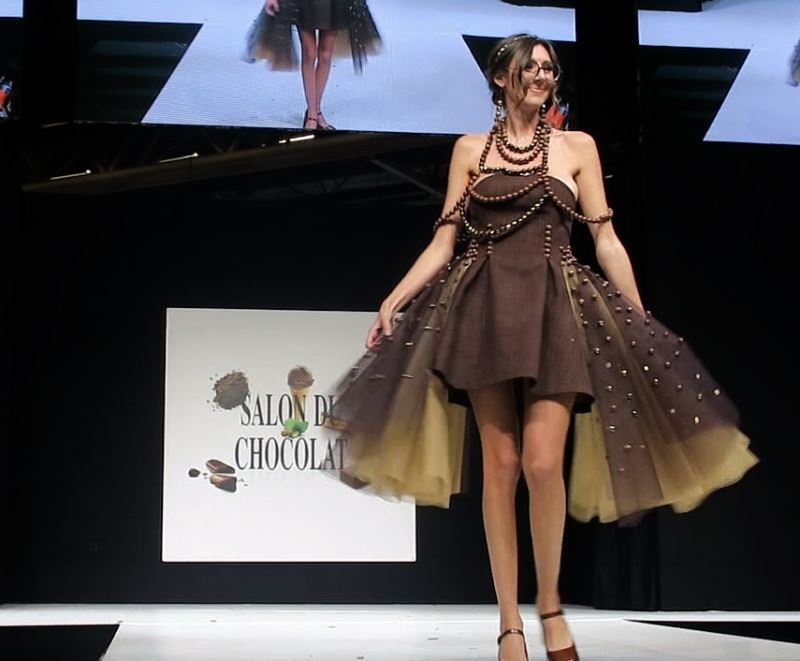 Paris Çikolata Fuarı’nda mankenler çikolata elbiselerle podyuma çıktı

