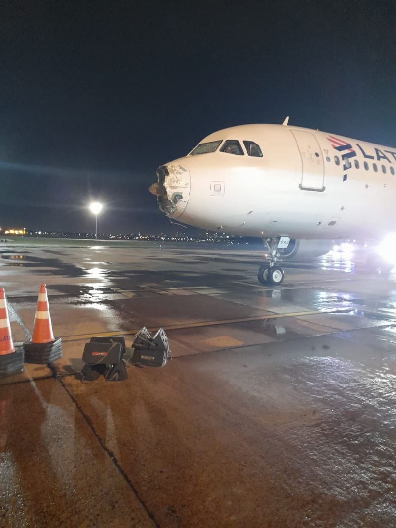 Fırtınaya yakalanan yolcu uçağı acil iniş yaptı
