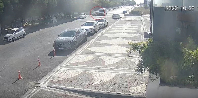 Minibüsle çarpışan otomobil kreşin bahçesine girdi
