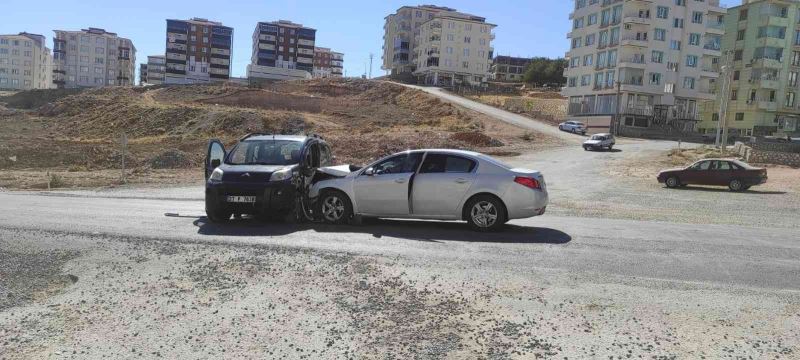 Besni’de trafik kazası: 2 yaralı
