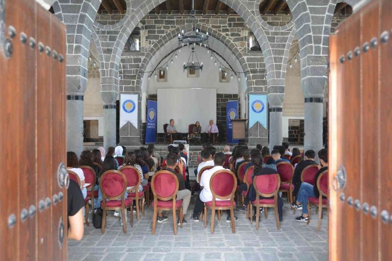 “Yaşayan tarihten mimariye bir dokunuş atölyesi” ile Diyarbakır mimarisi ele alındı
