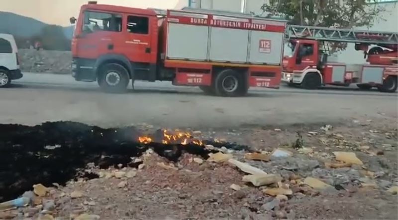 Bursa’da tutuşan ambalajlardan bir kamyon alev alev yandı
