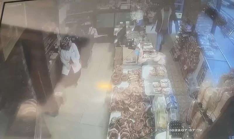 (Özel) Fırında bıçaklı gasp kamerada: Kadını korkutup kasadan para çaldı
