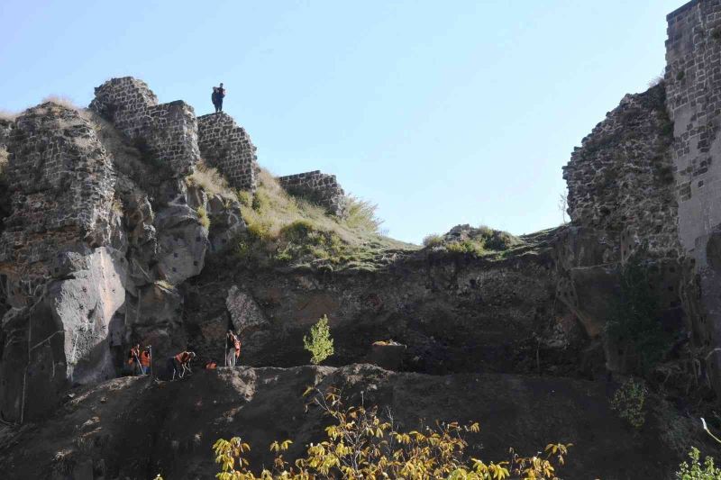 2 bin 500 yıllık Bitlis Kalesi’nde yeni surlar ve yürüyüş yolları yapılıyor
