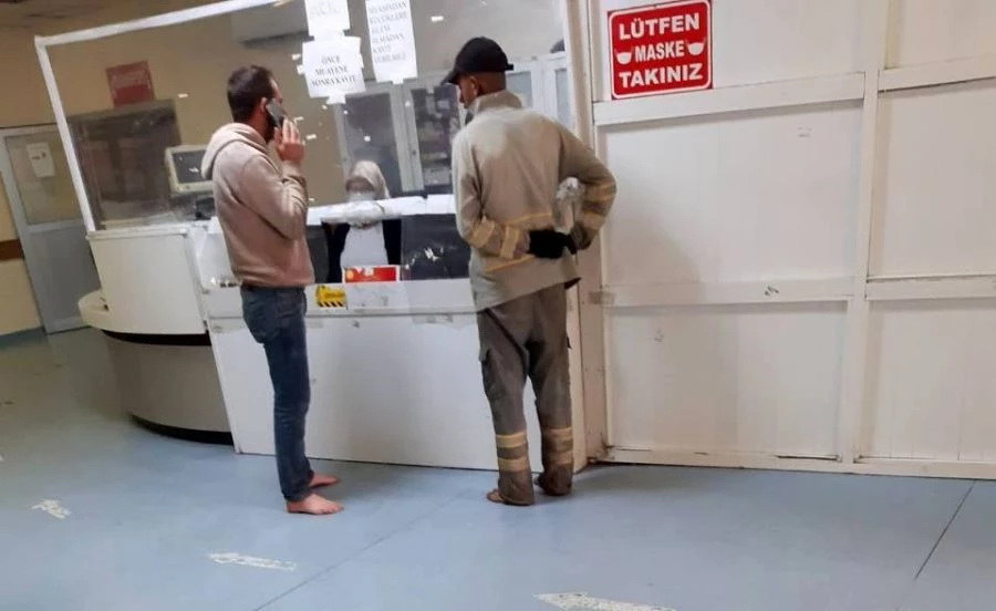 Hastane kirlenmesin diye çamurlu ayakkabılarını çıkarıp girdiler