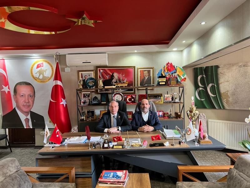 Türk bayrağını yere atan CHP’li başkana tepki
