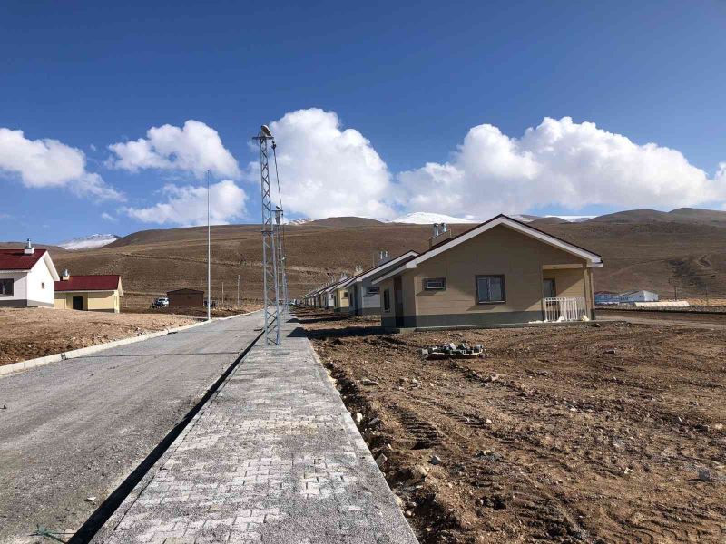 Başkale’deki depremzedeler konutlarına kavuşuyor
